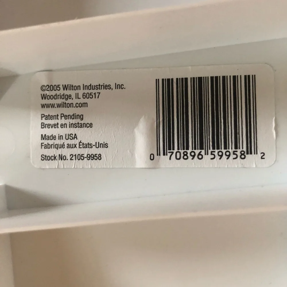Wilton Cupcake Mini Muffin Covered Take Along Storage Container White 12-24CT